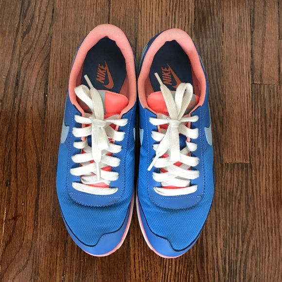 Nike vintage style sneakers