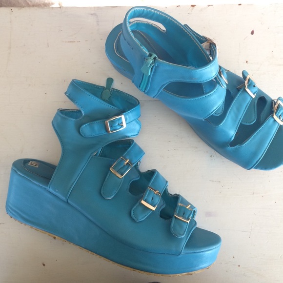 Vintage Shoes - Vintage platform cage sandals !