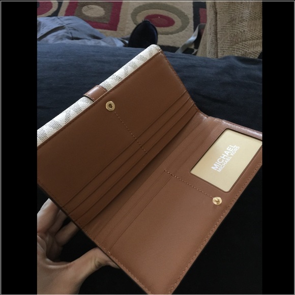 Michael Kors Wallet - Picture 2 of 4