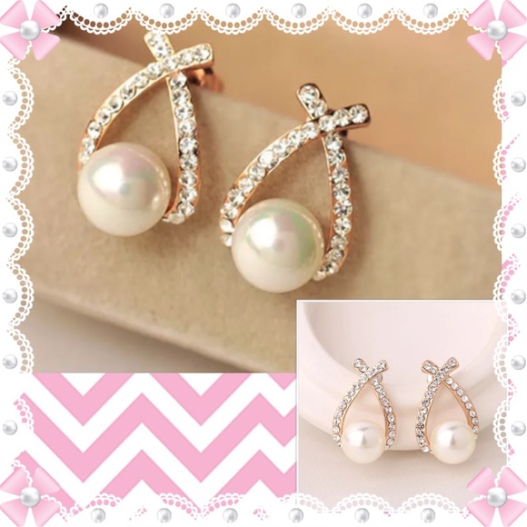 Fashion Pearl Earrings - Picture 2 of 3