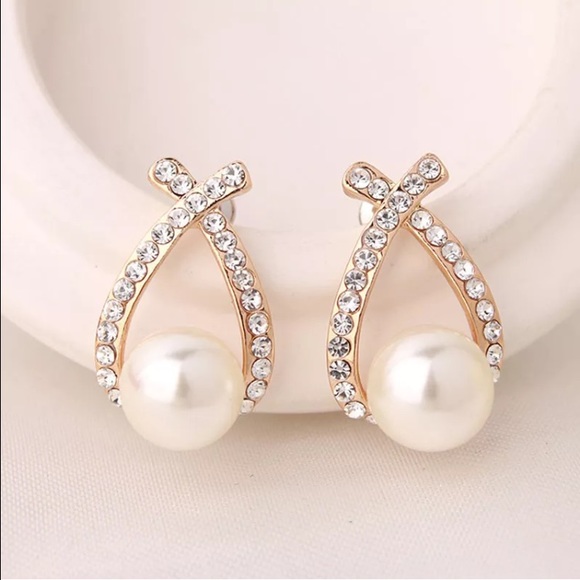 Fashion Pearl Earrings - Picture 3 of 3