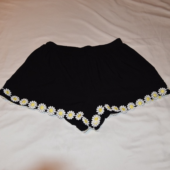 Black Daisy Hem Flowy Shorts