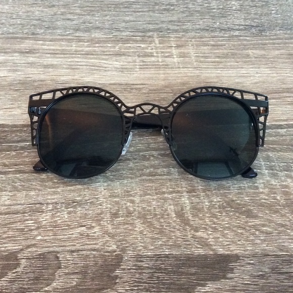 ✨😎Black Triangle Cut-Out Frame Sunnie😎✨ - Picture 3 of 4