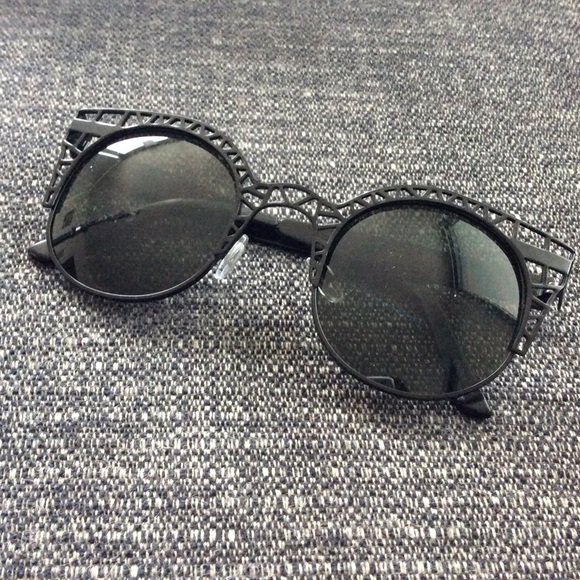 ✨😎Black Triangle Cut-Out Frame Sunnie😎✨ - Picture 2 of 4