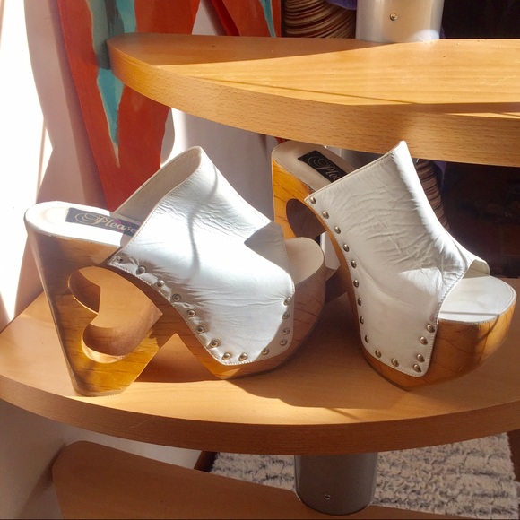 Vintage 90s Wood Platform Heart Cut Out Heels Sz 8 - Picture 2 of 4