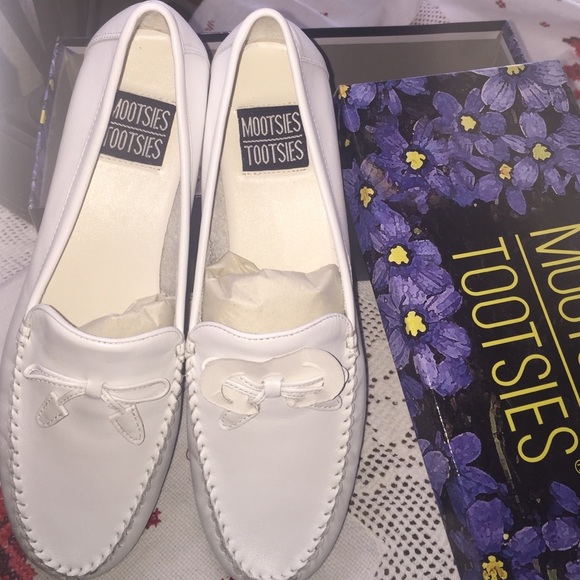 Mootsies Tootsies new w/box never worn white flat