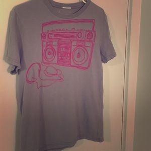 Gray shirt with pink stitched stereo