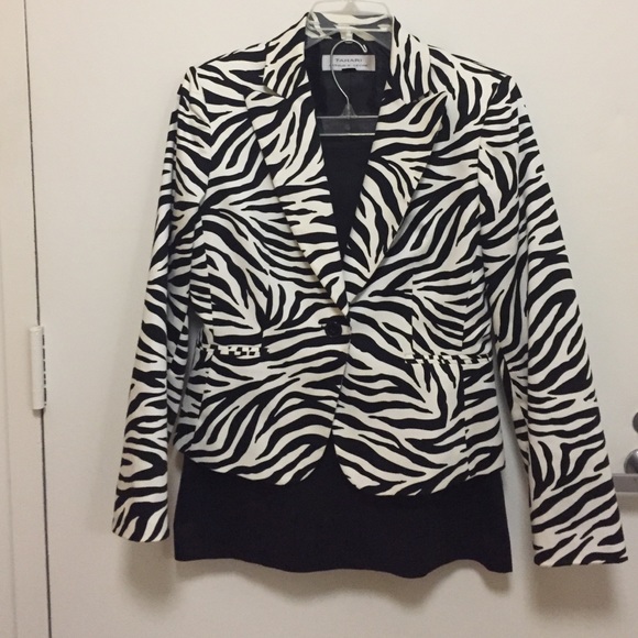 Tahari Other - Eye catching Tahari suit.
