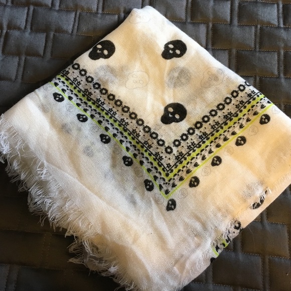 White skull scarf/wrap - Picture 2 of 3