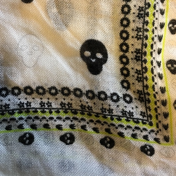 White skull scarf/wrap - Picture 3 of 3