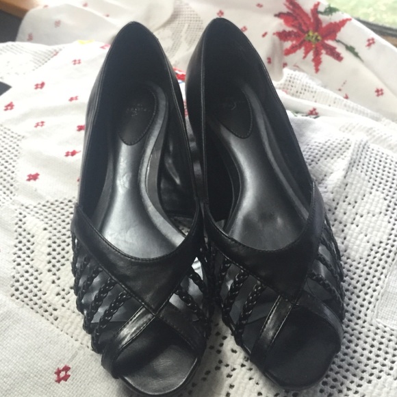 LifeStride 8 1/2 M black with slight wedge heel