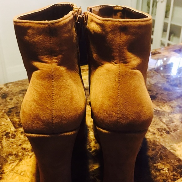 Gorgeous Platform  Ankle Leather Boots - Picture 2 of 3