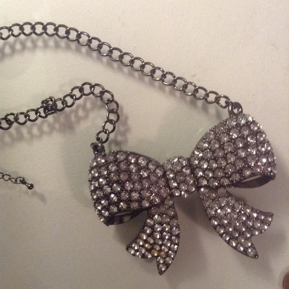 Bow Necklace