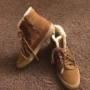 American eagle faux fur lined booties