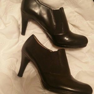 Naturalizer  3" heeled dress shoes.