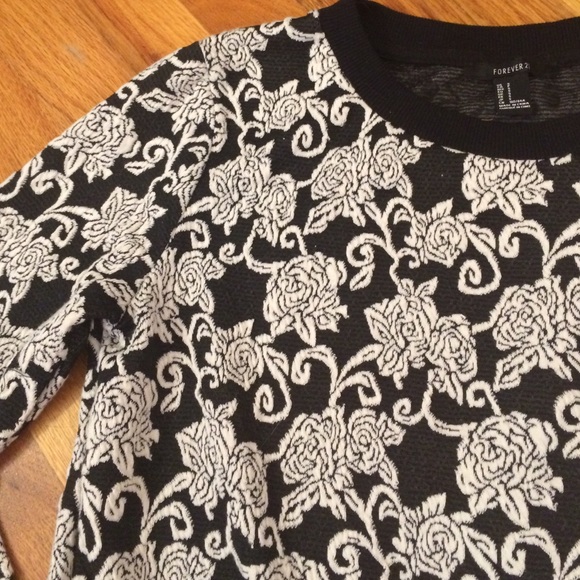 Cute rose pullover - Picture 2 of 2