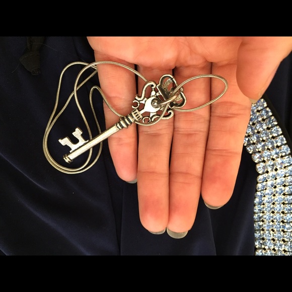 ‼️⁉️SOLD‼️‼️Key necklace - Picture 2 of 2