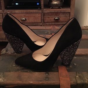 Black velvet heels with glitter heel