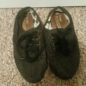 Black and Grey Tom's lace up shoes