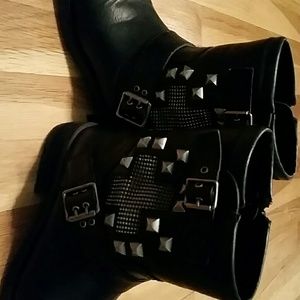 Ankle boots with cross