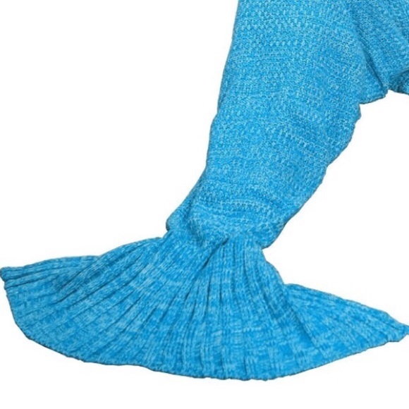 ✨💙 BLUE MERMAID TAIL BLANKET 💙✨ - Picture 2 of 2