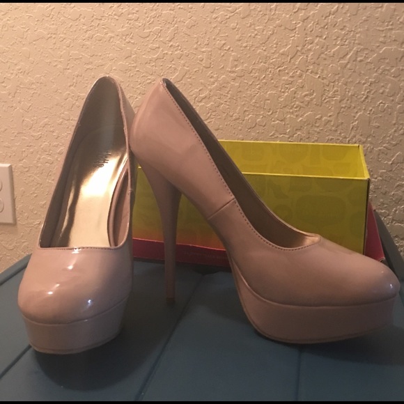Nude round toe platforms - Picture 1 of 2