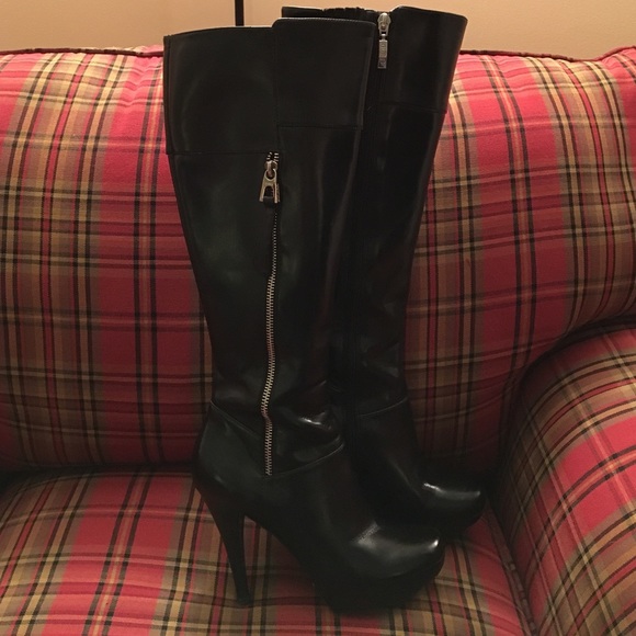 SALE‼️‼️‼️‼️‼️Guess platform black leather boots.