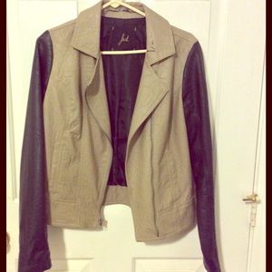 It's a medium so it's a little big on my arms