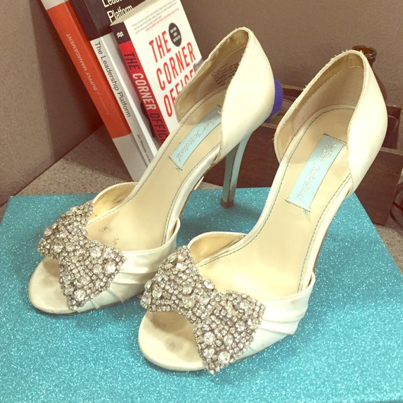 Authentic Betsy Johnson Gown Satin peep toe Pumps!