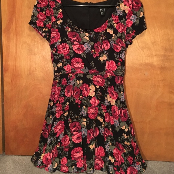 Forever 21 floral print short sleeve dress