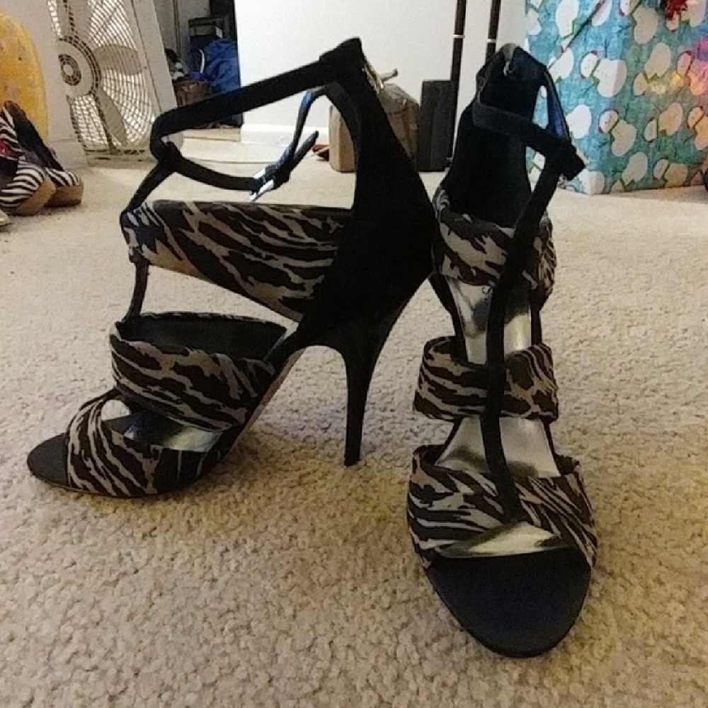 Guess Strappy Pumps