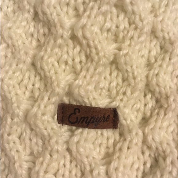 🔥LAST DAY TIL MOVE🔥NWOT white/cream knit hat - Picture 3 of 4