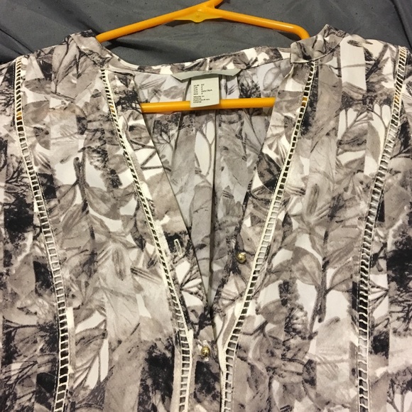 Patterned v neck button down - Picture 2 of 3