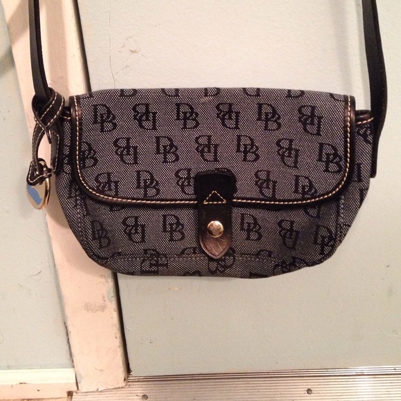 Dooney & Bourke crossover bag - Picture 1 of 4