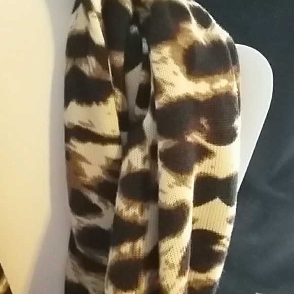 Leopard print infinity scarf - Picture 2 of 2