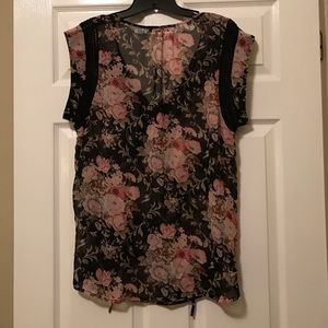 Daniel Rainn Tops - Daniel Rainn Floral Blouse Daniel Rainn Tops - Daniel Rainn Floral Blouse