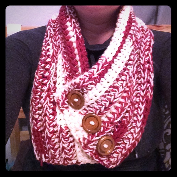 Red and white yarn scarf