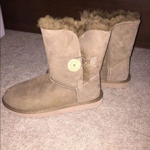 NWOT Uggs size 6