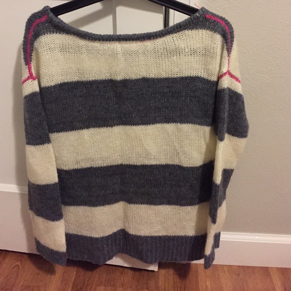 Size small sweater - Picture 2 of 2