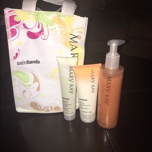 Brand new Mary Kay Satin Hands Set