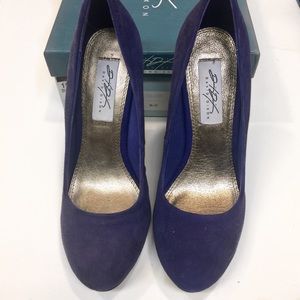 🔴🆕Blue Suede wedge heels. Sz 7.5