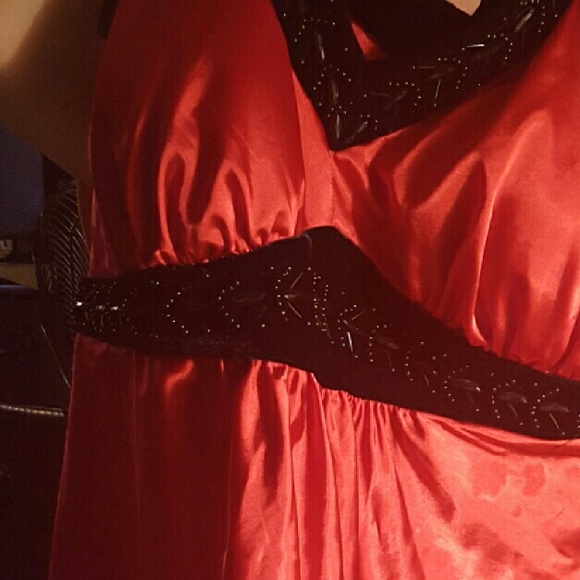 Red classy tank - Picture 2 of 2