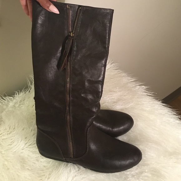 Dark brown boots. ✨