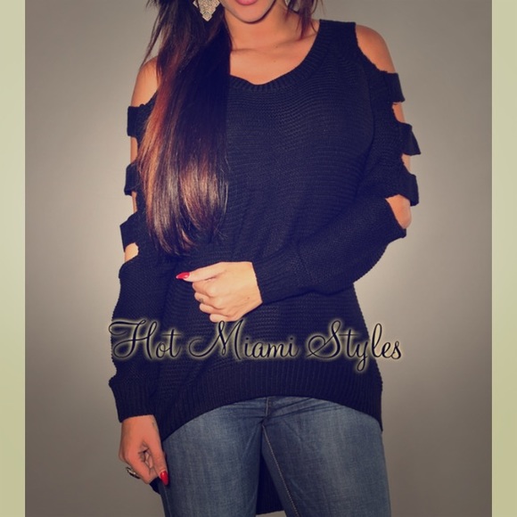Black sweater with cut out sleeves😍
