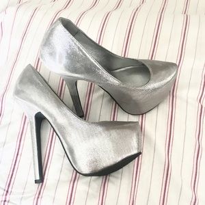 Silver Pumps Size: 6