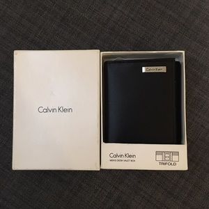 Calvin Klein Accessories - Calvin Klein Leather Trifold Wallet Calvin Klein Accessories - Calvin Klein Leather Trifold Wallet
