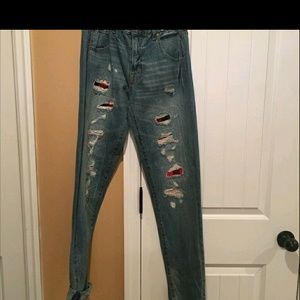 Distressed boyfriend jean with patches