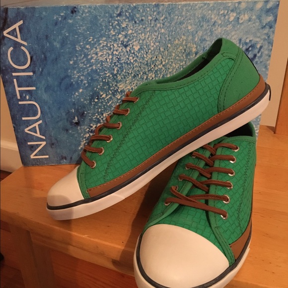 5.5 Nautica sneakers