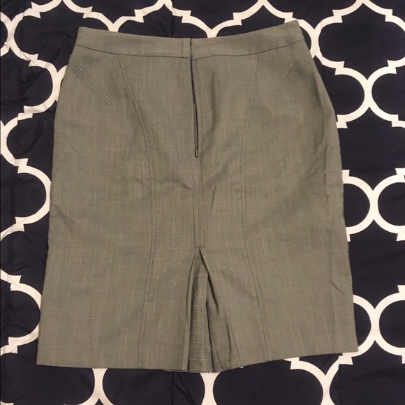 🔥LAST DAY TIL MOVE🔥LIKE NEW LOFT pencil skirt - Picture 2 of 4