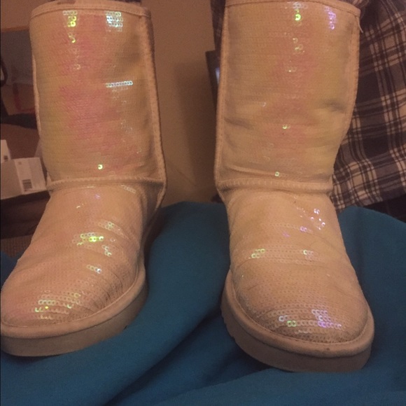 White iridescent UGGS! Great condition! 💕